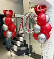 Серебряная цифра 70 и два фонтана с сердцами