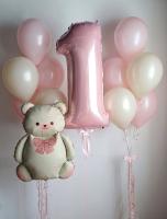 Цифра один, фольгированный мишка и фонтаны из шаров