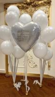 Белое сердце с надписью и фонтаны из белых шаров