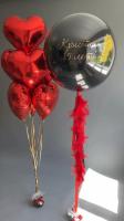 Шар с надписью и фонтан из красных сердец