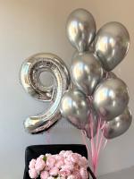 Серебряная цифра девять и фонтан из зеркальных шаров