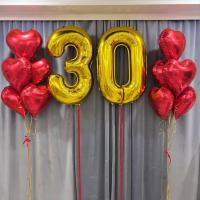 Золотая цифра тридцать и фонтаны из красных сердец 