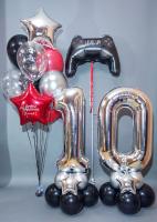 Композиция для геймера с цифрой десять на подставке