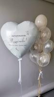 Большое белое сердце с надписью и фонтан из шаров