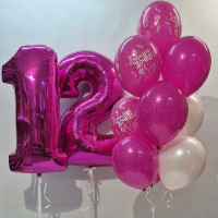 Ярко розовая цифра двенадцать и фонтан с розовыми и белыми шарами