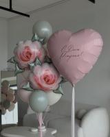 Большое сердце с надписью и красивый фонтан с фольгированными цветами 