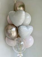 Фонтан из белых и золотых шаров