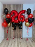 Красная цифра 26, два фонтана и бант