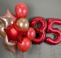 Красная цифра тридцать пять и фонтан из шаров