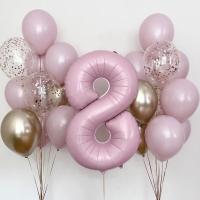 Розовая цифра восемь и фонтаны из шаров