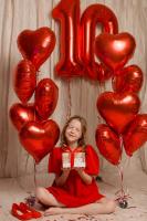 Красная цифра десять и фонтаны из сердец