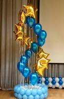 Красивый фонтан с синими шарами и золотыми звёздами