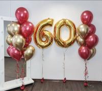 Цифра 60 и два фонтана из шаров