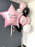 Большая звезда с надписью и фонтан из шаров