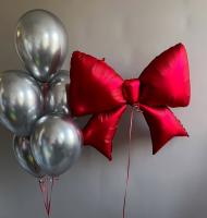 Большой фольгированный бант и фонтан из шаров хром