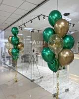 Фонтан из золотых и зелёных шаров