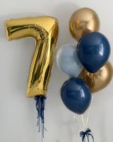 Золотая цифра семь и небольшой фонтан из шаров