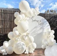 Фотозона из белых воздушных шаров