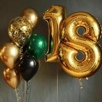 Золотая цифра восемнадцать и фонтан из шаров