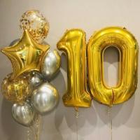 Золотая цифра десять и фонтан из шаров