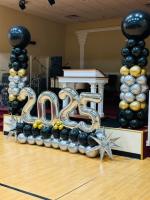 Украшение сцены из воздушных шаров в школу