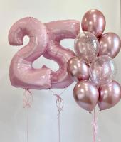 Нежно розовая цифра двадцать пять и фонтан из розовых шаров