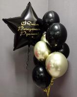 Чёрная звезда с надписью и фонтан из чёрных и золотых шаров