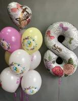 Белая цифра восемь с рисунком и фонтан из шаров с сердцем