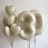 Цифра тридцать и фонтан из сердец