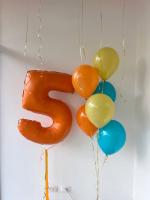 Оранжевая цифра пять и фонтан из шаров