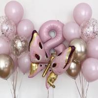 Цифра восемь, фольгированная бабочка и фонтаны из шаров