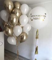 Композиция из золотых и белых шаров для мамы