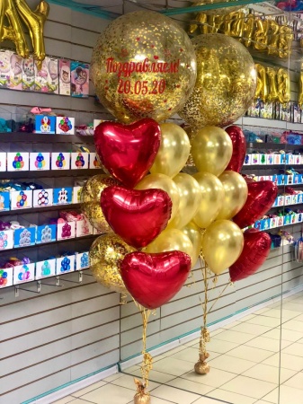 Большой шар с конфетти, красные сердца и золотые шары в фонтане