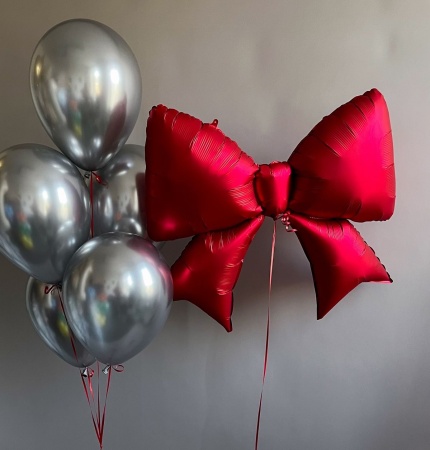 Большой фольгированный бант и фонтан из шаров хром