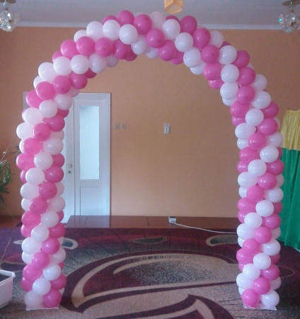 Красивая арка из розовых и белых воздушных шаров