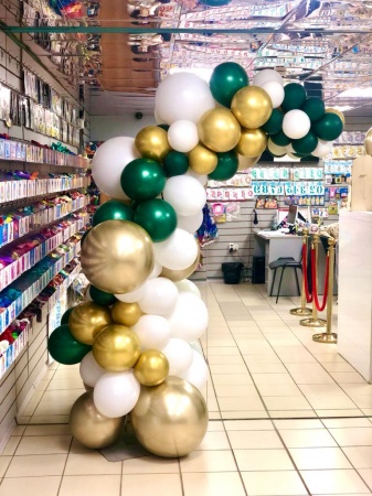 Разнокалиберная гирлянда из золотых, белых и зелёных воздушных шаров