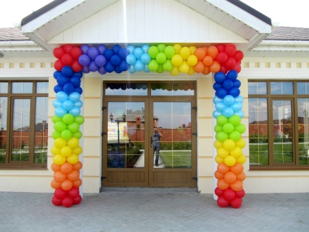 Квадратная арка из разноцветных воздушных шаров
