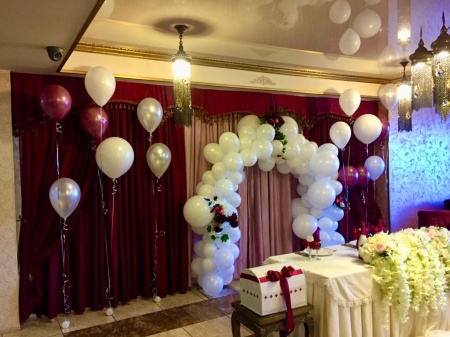 Красивая белая арка из воздушных шаров на свадьбу