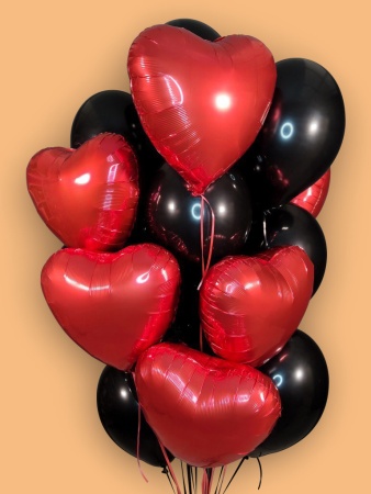 Фонтан с красными сердцами и чёрными шарами 